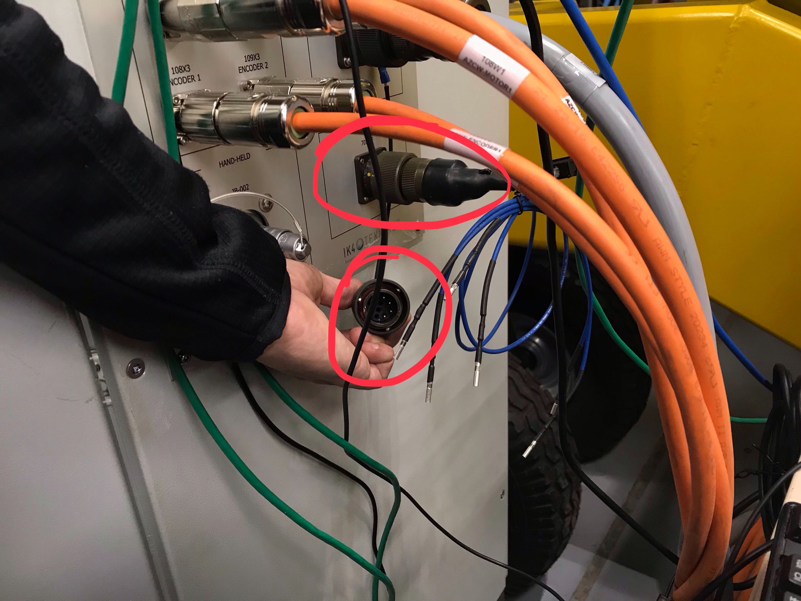 ../../_images/safety_interlock_connections.jpg
